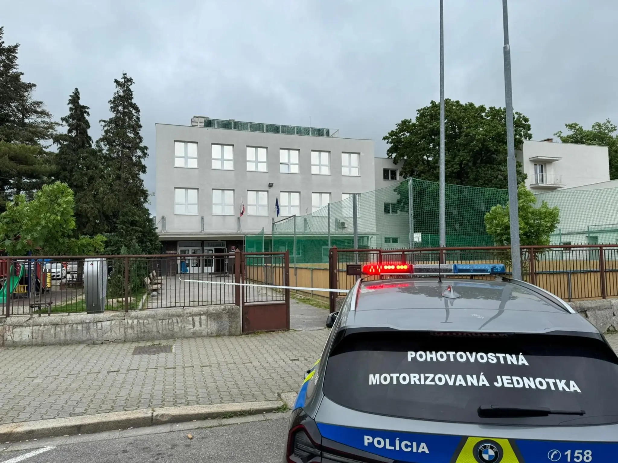 Polícia hliadkuje pred školou v Nitre.