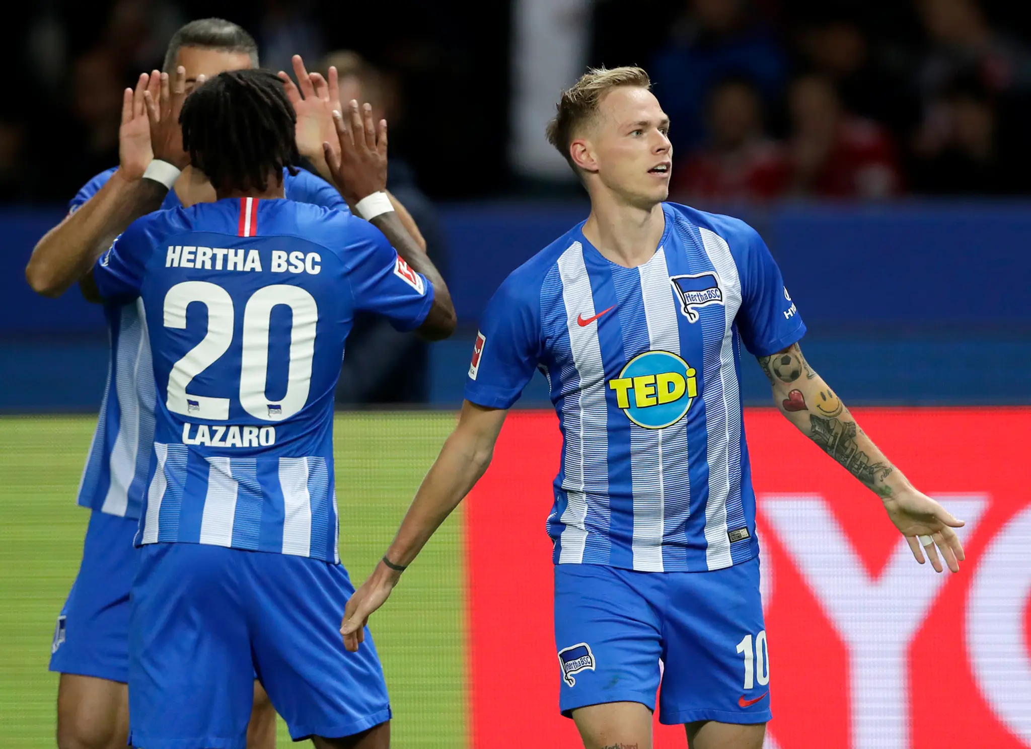 Ondrej Duda (vpravo) oslavuje druhý gól vo futbalovom zápase nemeckej Bundesligy medzi Hertha BSC Berlín - FC Bayern Mníchov