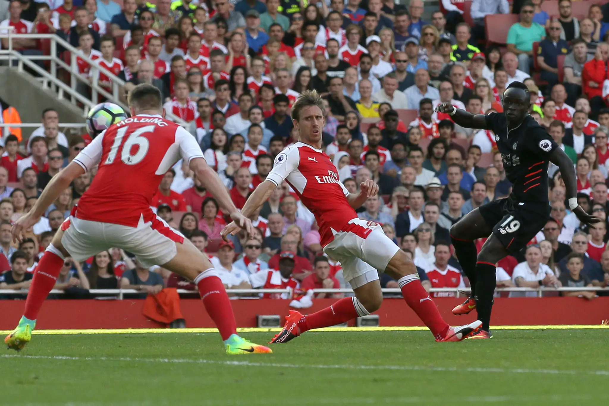 Sadio Mané strieľa gól Arsenalu.