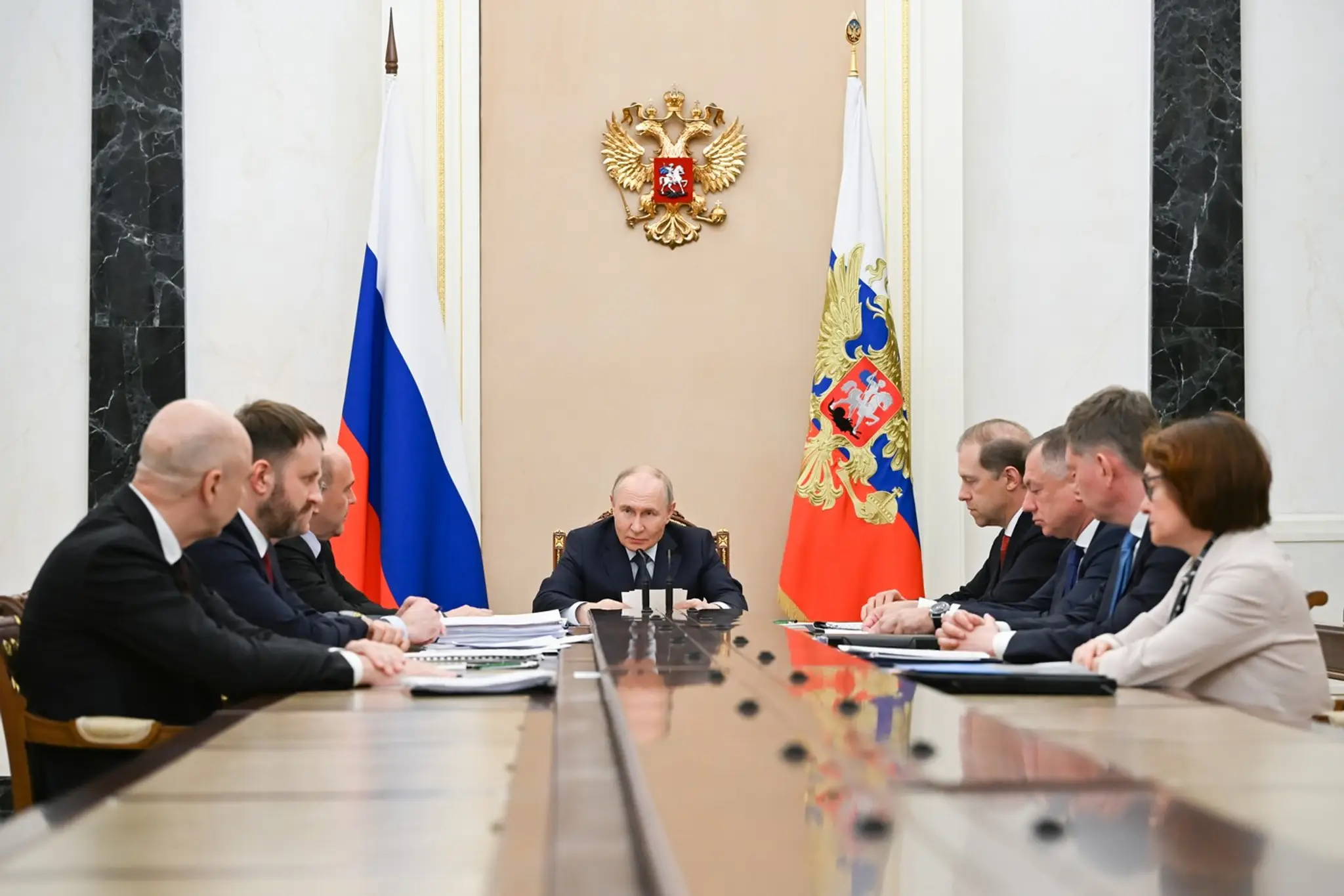 Ruský prezident Vladimir Putin rokuje s členmi vlády.