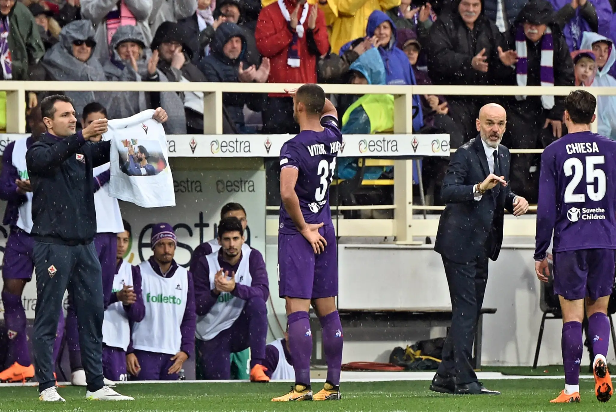 Vitor Hugo z Fiorentiny salutuje pred tričkom s podobizňou zosnulého kapitána tímu Davide Astoriho.