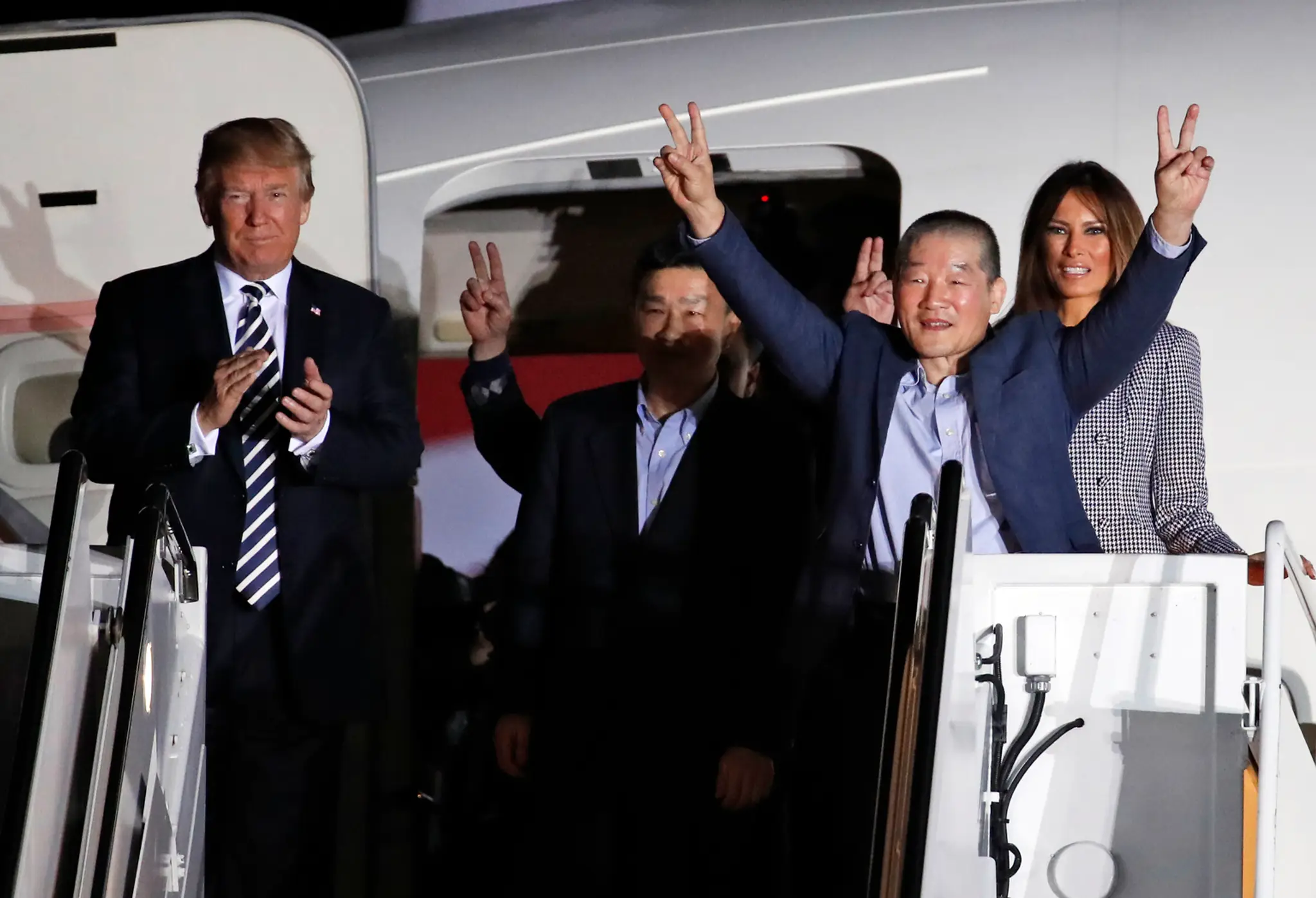 Prepustených väzňov po príchode do USA privítal Donald Trump s Melaniou. 