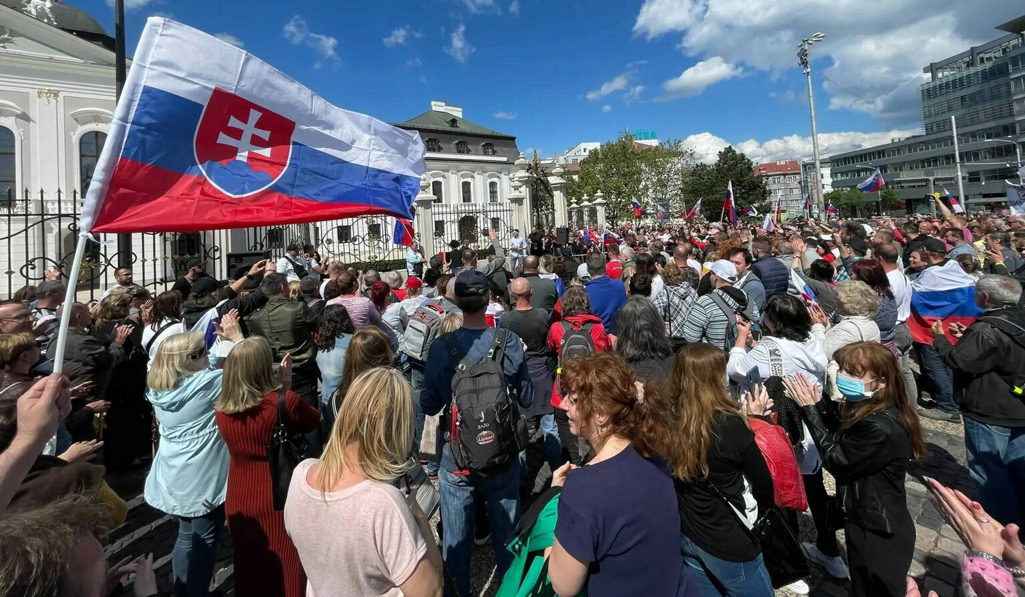 Protest pred Prezidentským palácom.