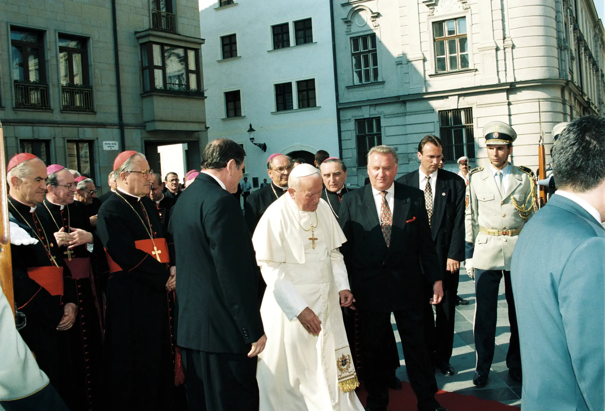 Pápež Ján Pavol II., prezident Michal Kováč, za ktorým stojí Juraj Zábojník a premiér Vladimír Mečiar. (30. júna 1995).