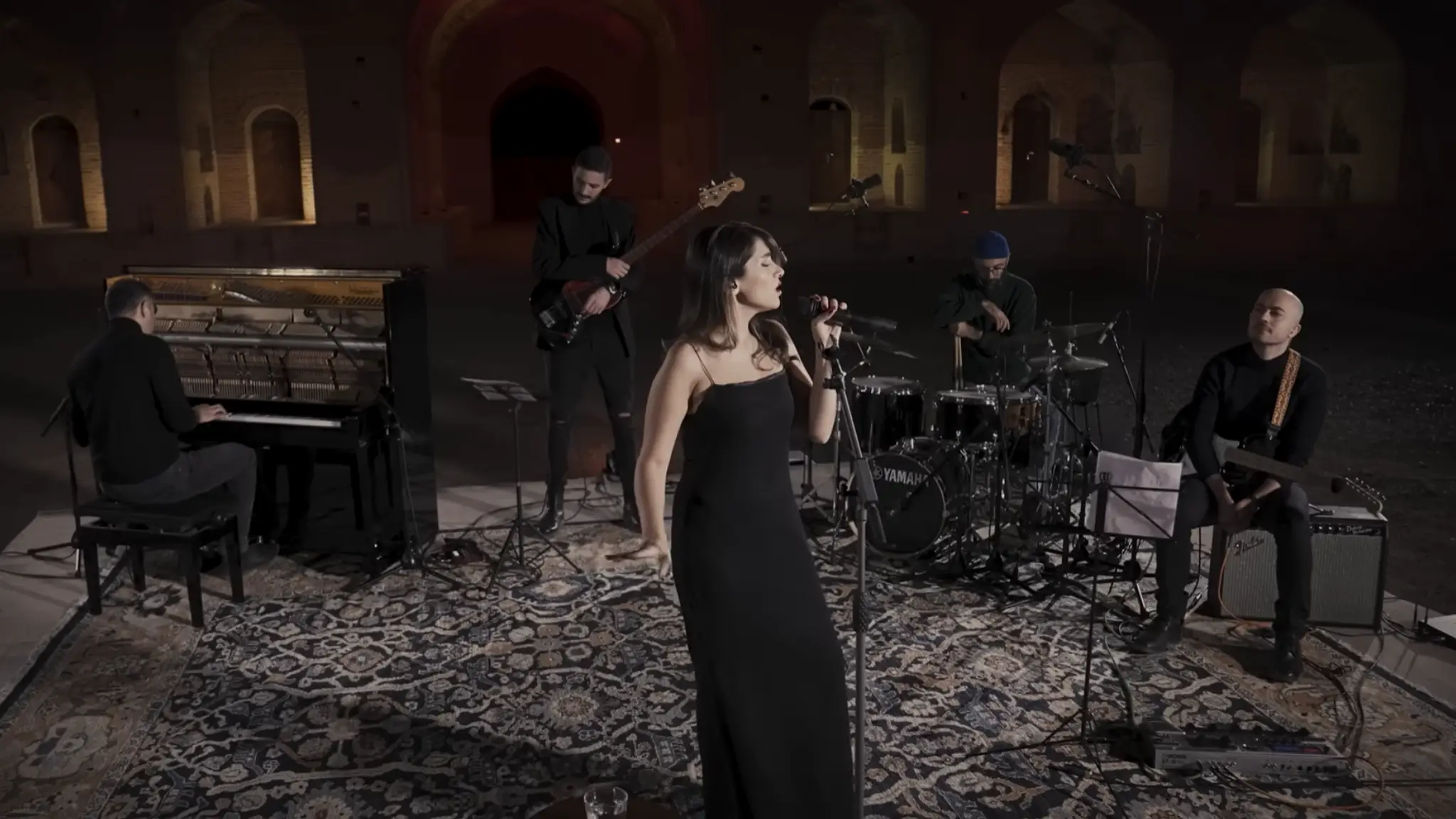 Iránska speváčka dostala 74 rán bičom za online koncert bez hidžábu.