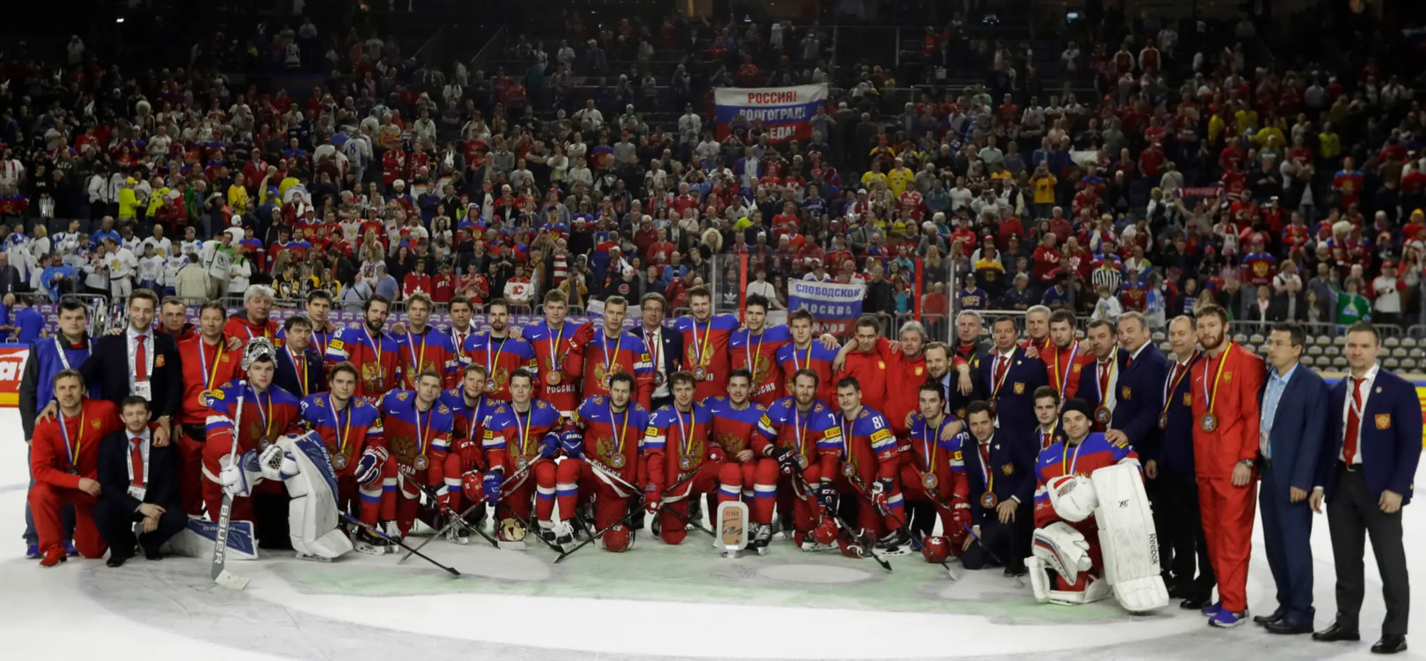 Ruskí hráči pózujú s trofejou po triumfe v zápase o bronz na MS 2017 proti Fínsku.