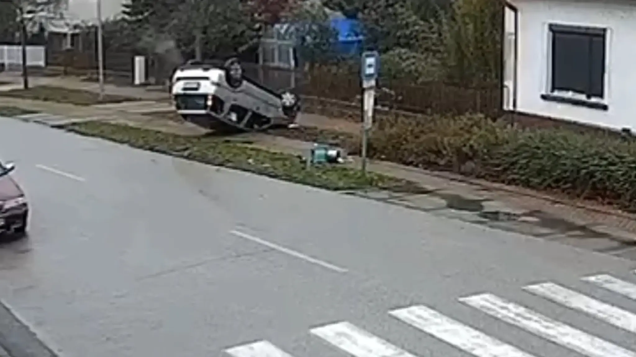 Auto skončilo na streche