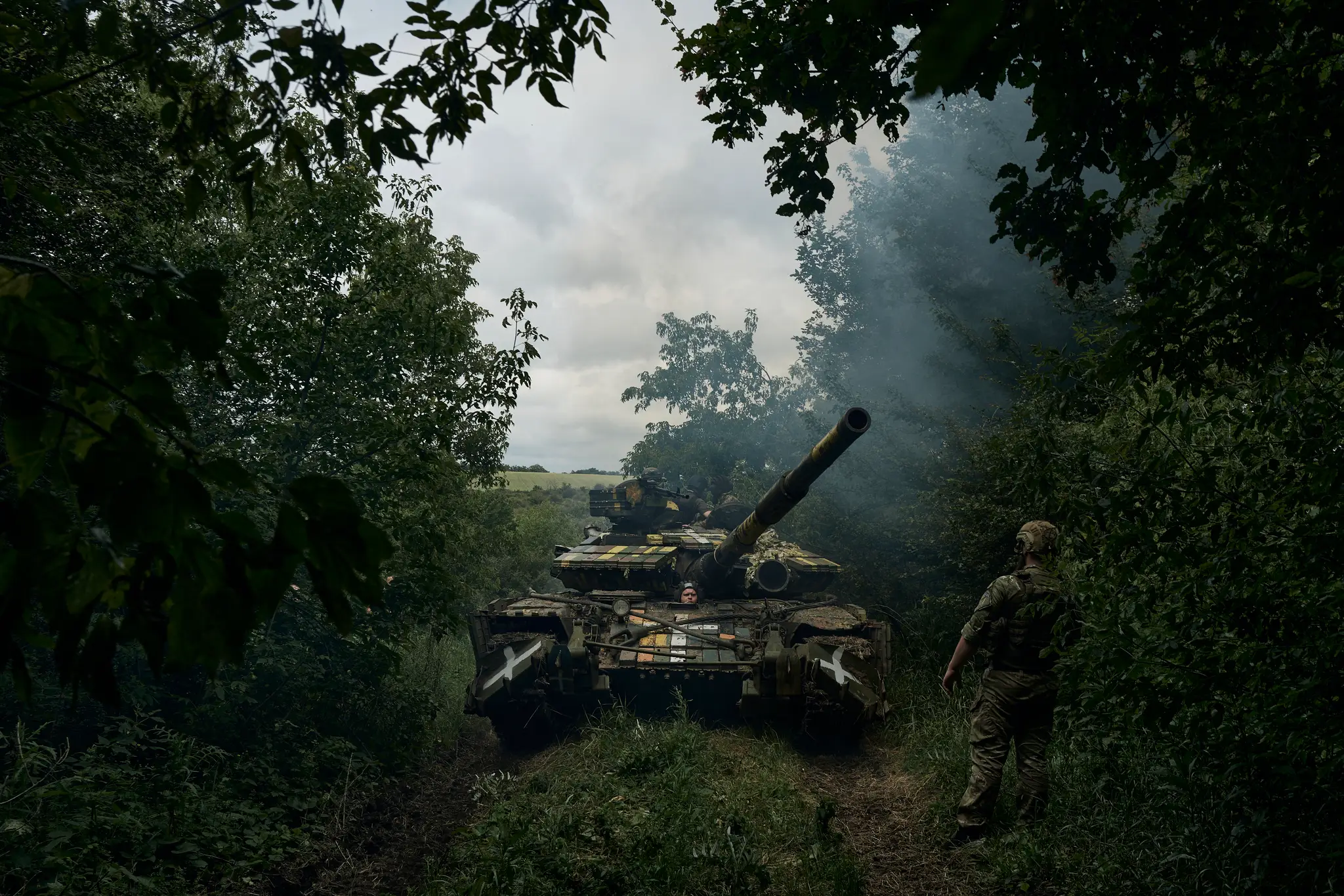 Ukrajinský tank jazdí na fronte pri meste Bachmut na východe Ukrajiny.
