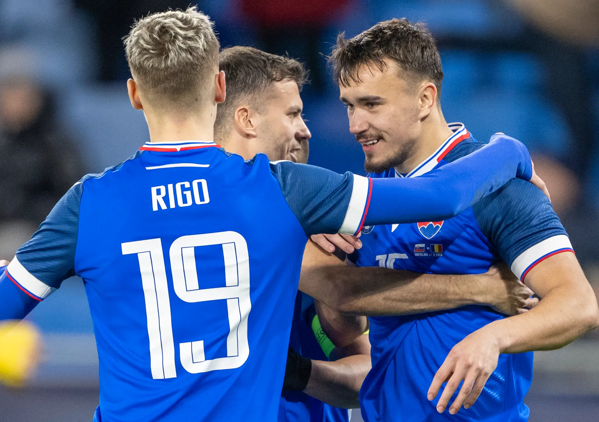 Na snímke sprava strelec gólu David Strelec, László Bénes a Tomáš Rigo.