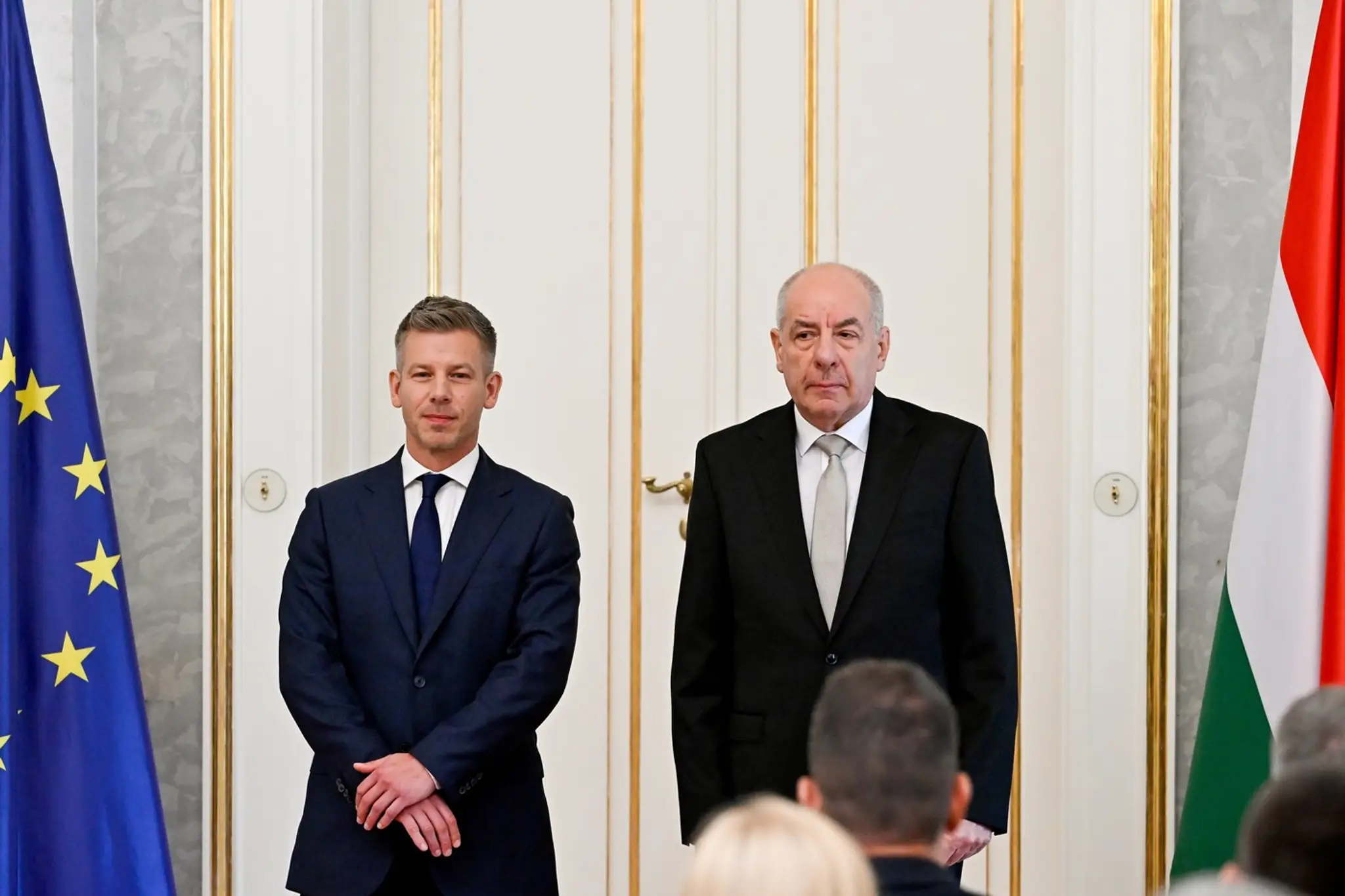 Maďarský prezident Tamás Szulyok (vpravo) a maďarský premiér Péter Magyar sa zúčastnili na slávnostnom menovaní ministrov vlády strany Tisza.