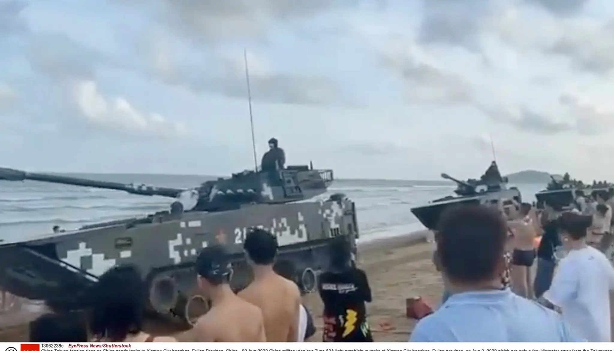 Obojživelné vozidlá čínskej armády na pláži v Číne, ktorá ja najbližšie k Taiwanu.