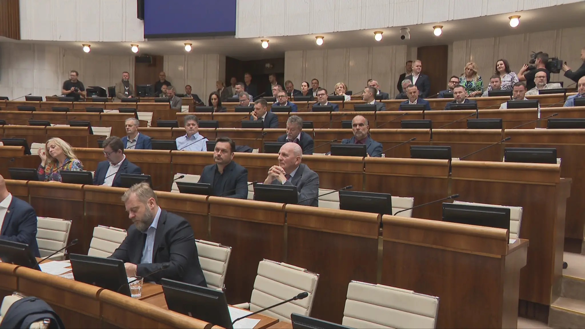 Novozvolení poslanci.