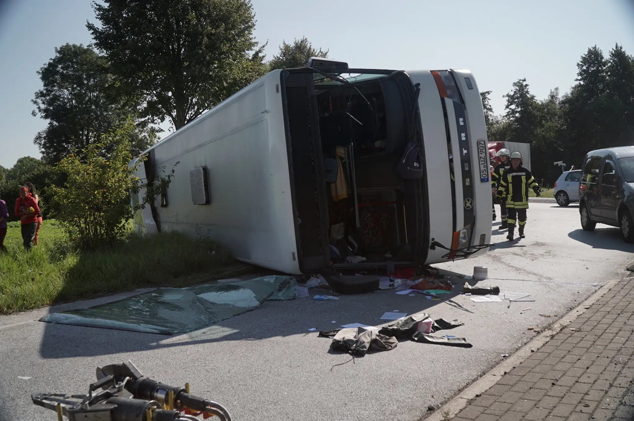 Hasiči a záchranári stoja na mieste nehody.