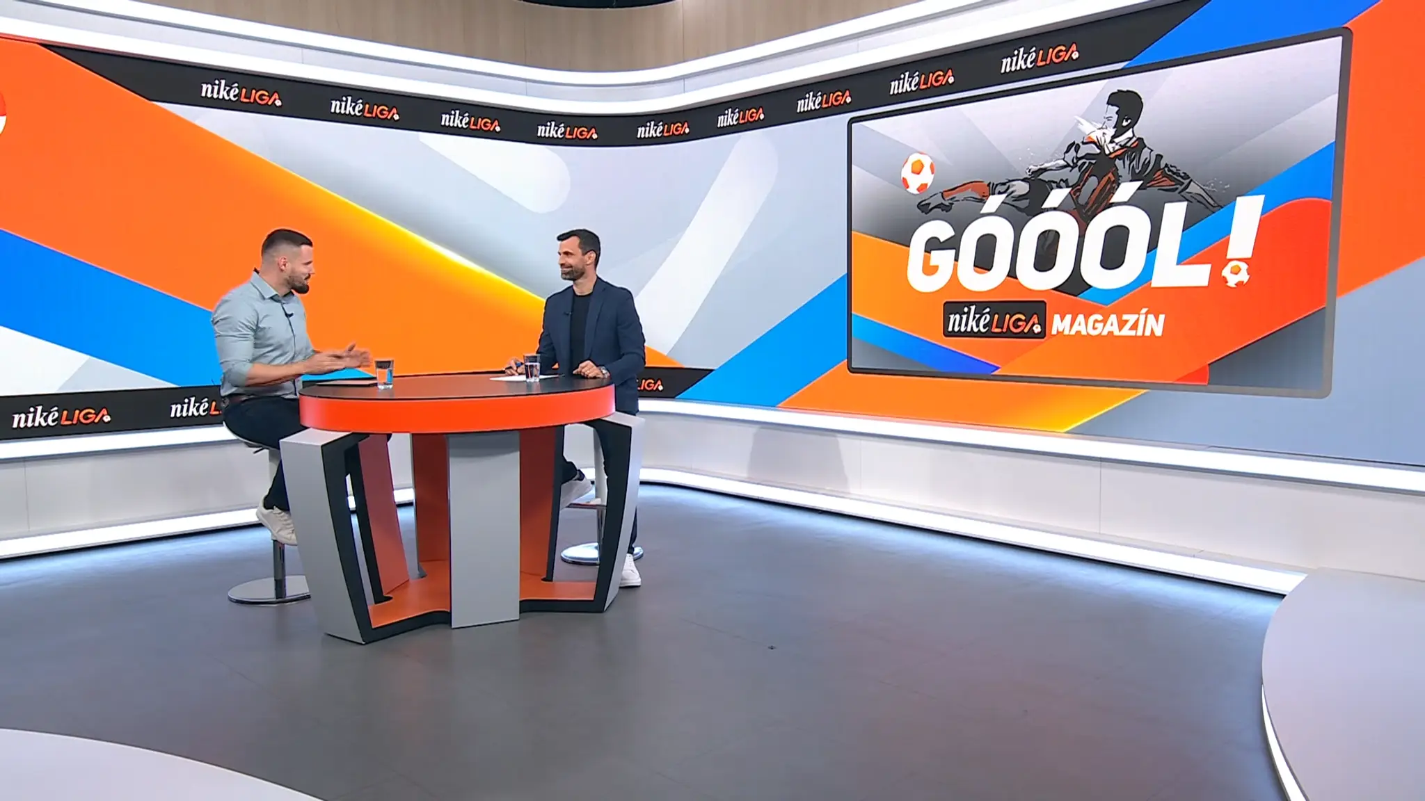 Moderátor Marek Arpáš a futbalový expert Martin Mikulič.