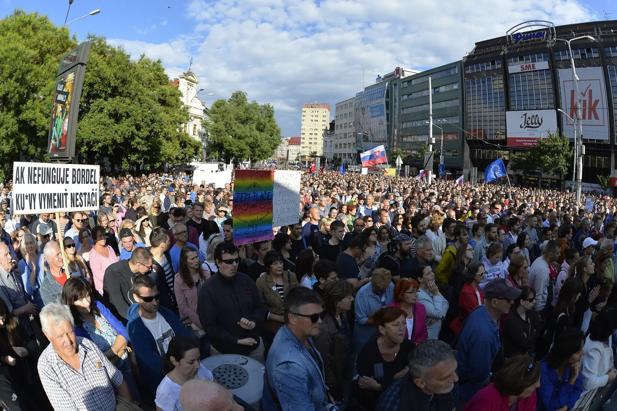 Na snímke účastníci pochodu Za slušné Slovensko na Námestí SNP v Bratislave