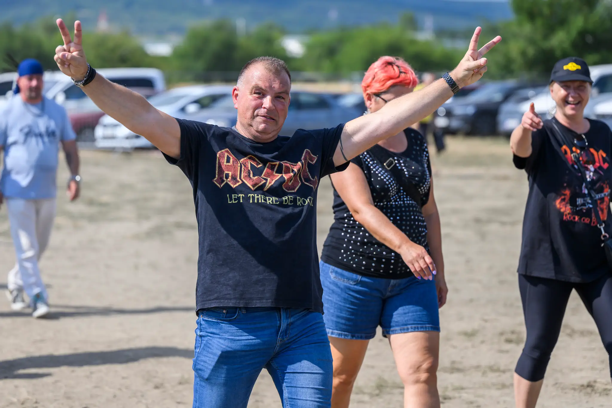 Fanúšikovia počas príchodu na koncert AC/DC.