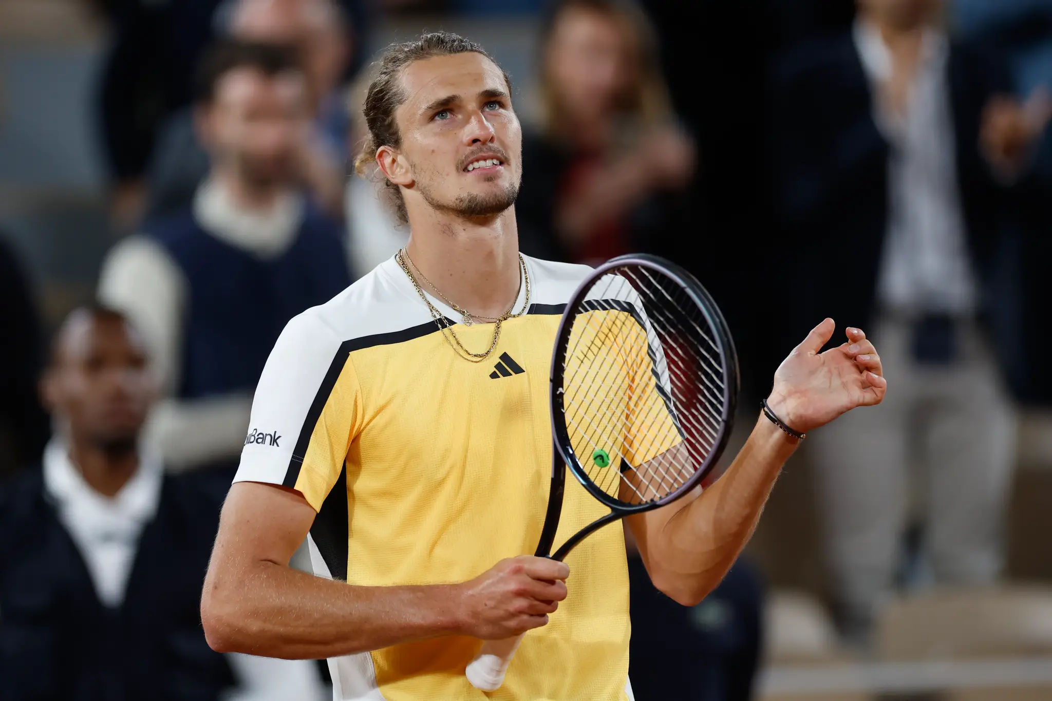 Nemecký tenista Alexander Zverev sa raduje po víťazstve nad Austrálčanom Alexom De Minaurom.