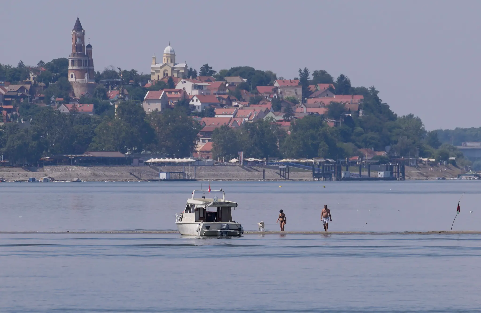 Ľudia sa chladia na prítoku Sávy do Dunaja v srbskom Belehrade.