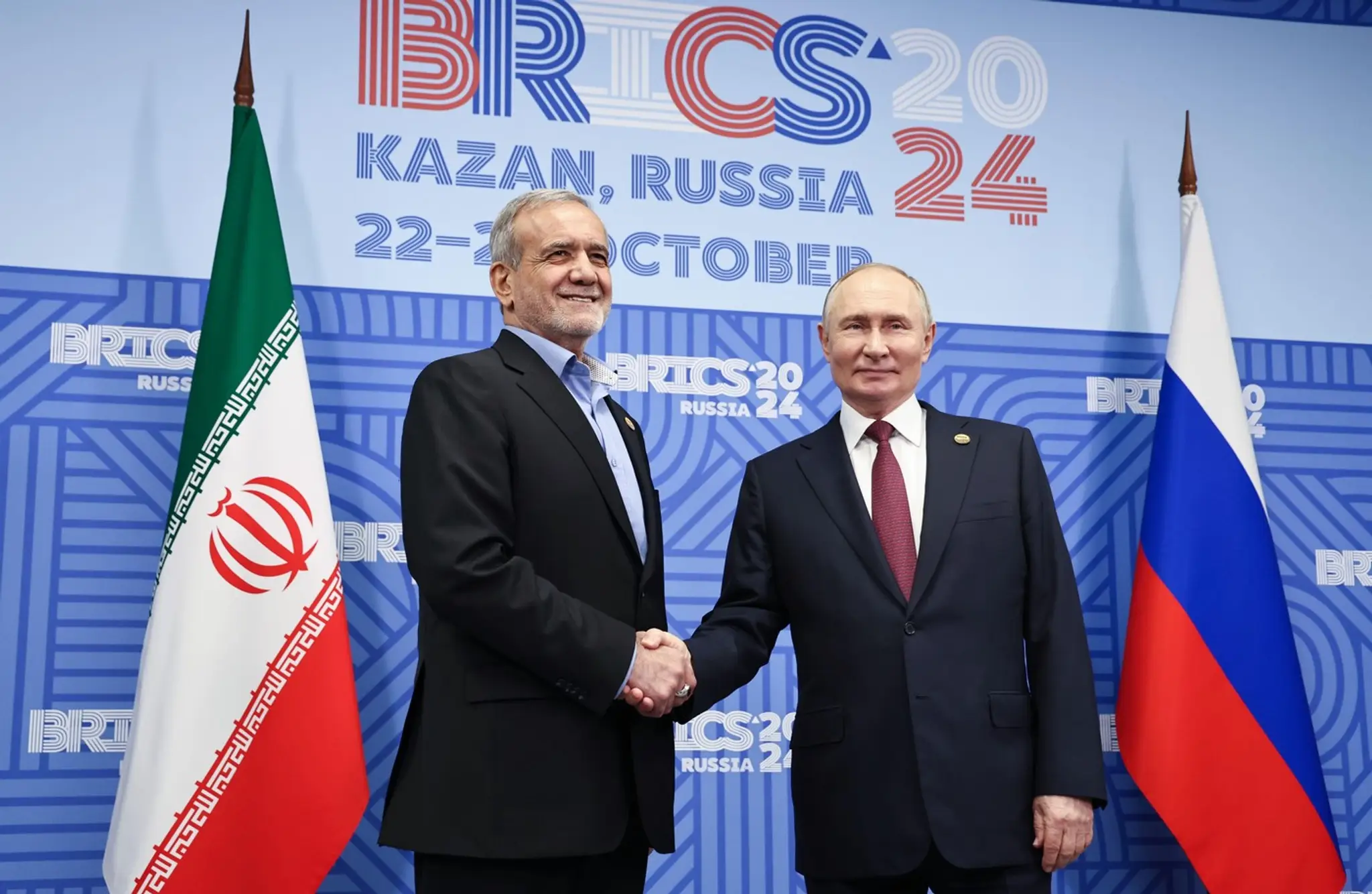 Ruský prezident Vladimir Putin počas stretnutia s iránskym náprotivkom Maudom Pezeškianom v Kazani.