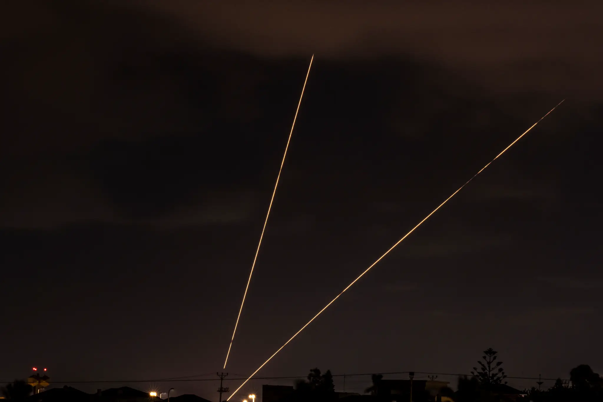 Izraelský systém protivzdušnej obrany odpaľuje rakety nad Haderou v Izraeli.