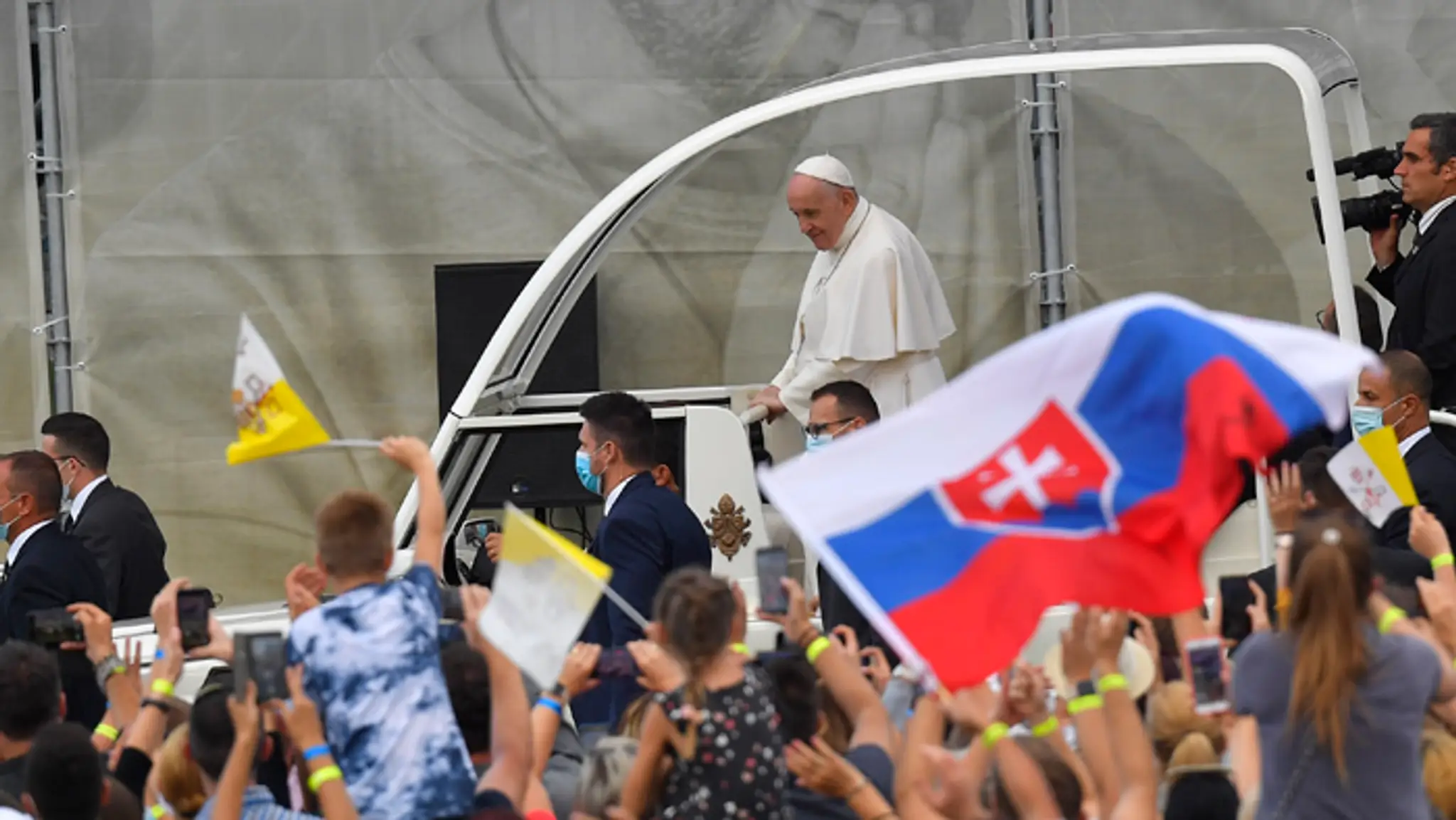 Príchod Svätého Otca na stretnutie s mladými na Štadióne Lokomotíva v Košiciach.