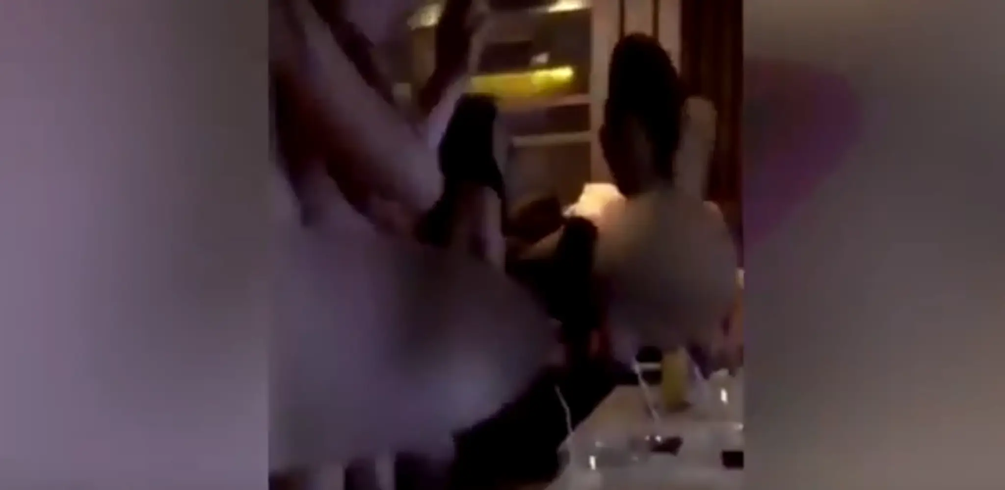 Na zázname sú údajne štyri letušky a dvaja stewardi. 