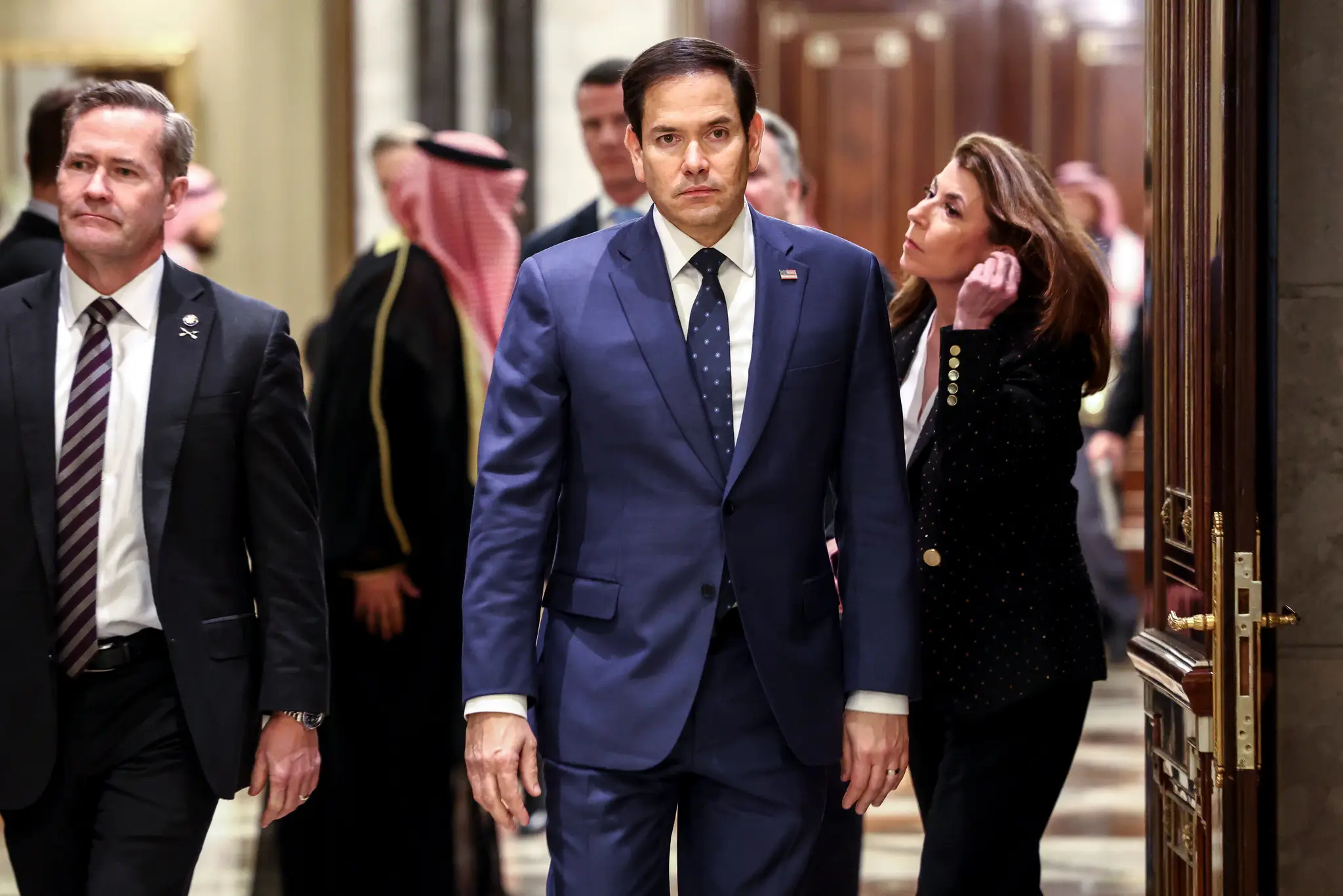 Na snímke šéf americkej diplomacie Marco Rubio (uprostred) a poradca amerického prezidenta pre národnú bezpečnosť Mike Waltz (vľavo).