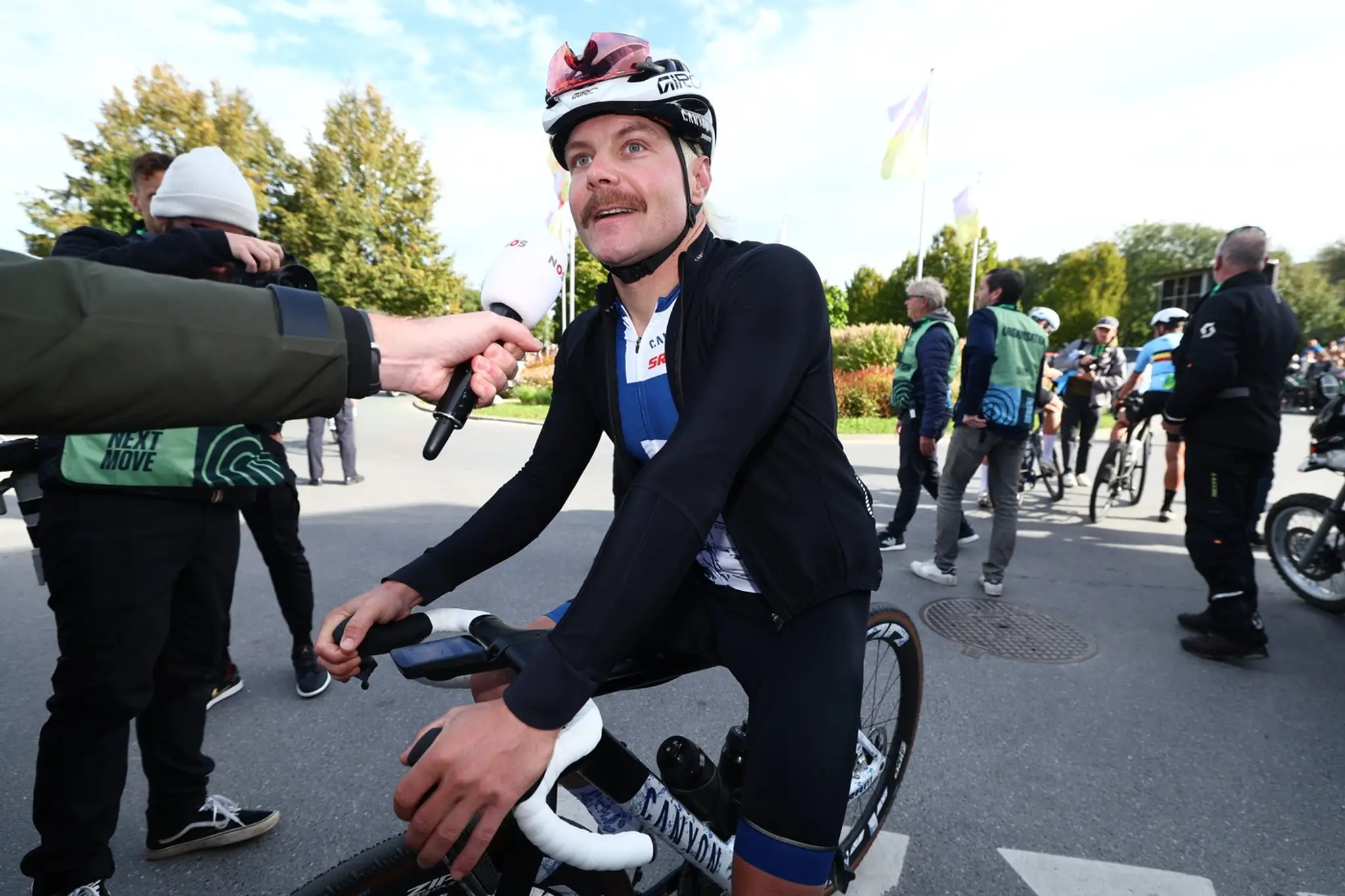 Valtteri Bottas na bicykli