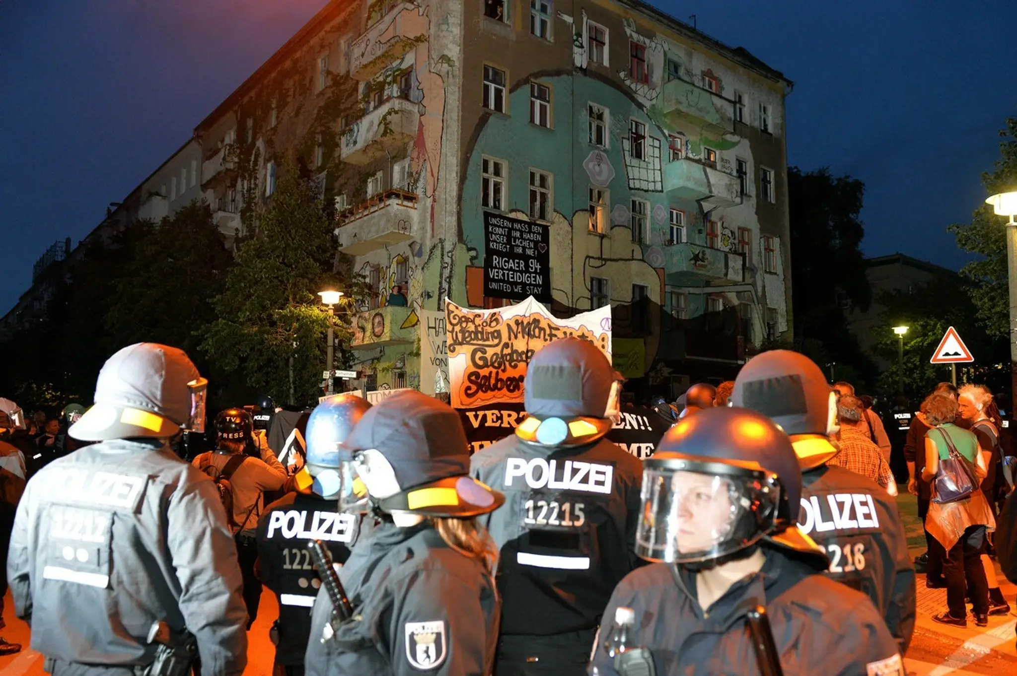 V Berlíne sa zranilo 123 policajtov. 