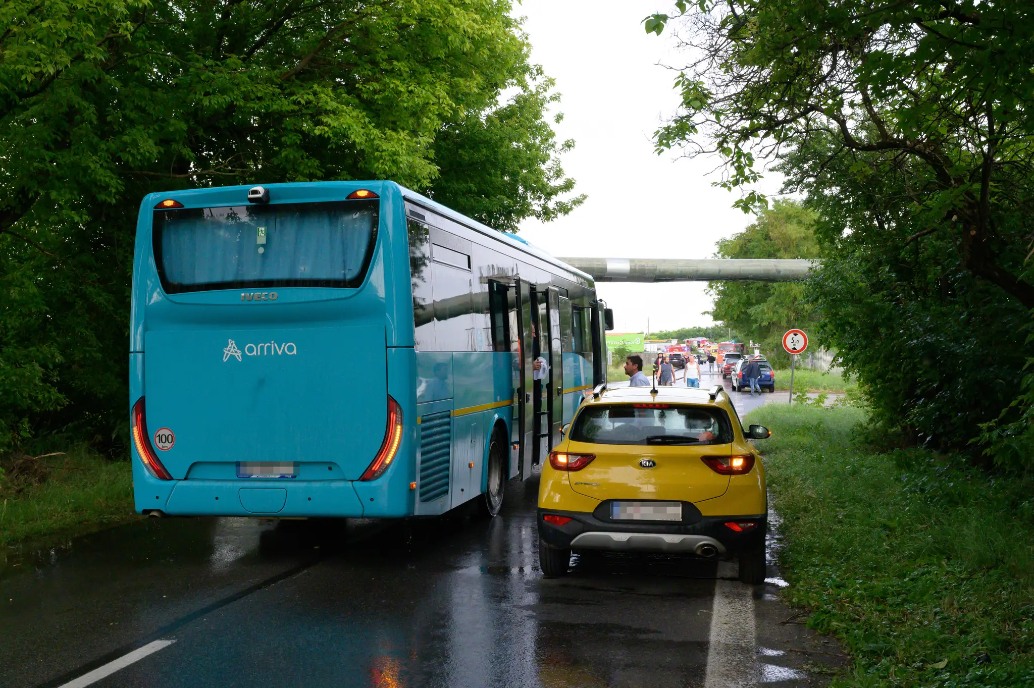 Zrážka vlaku a autobusu pri Nových Zámkoch.