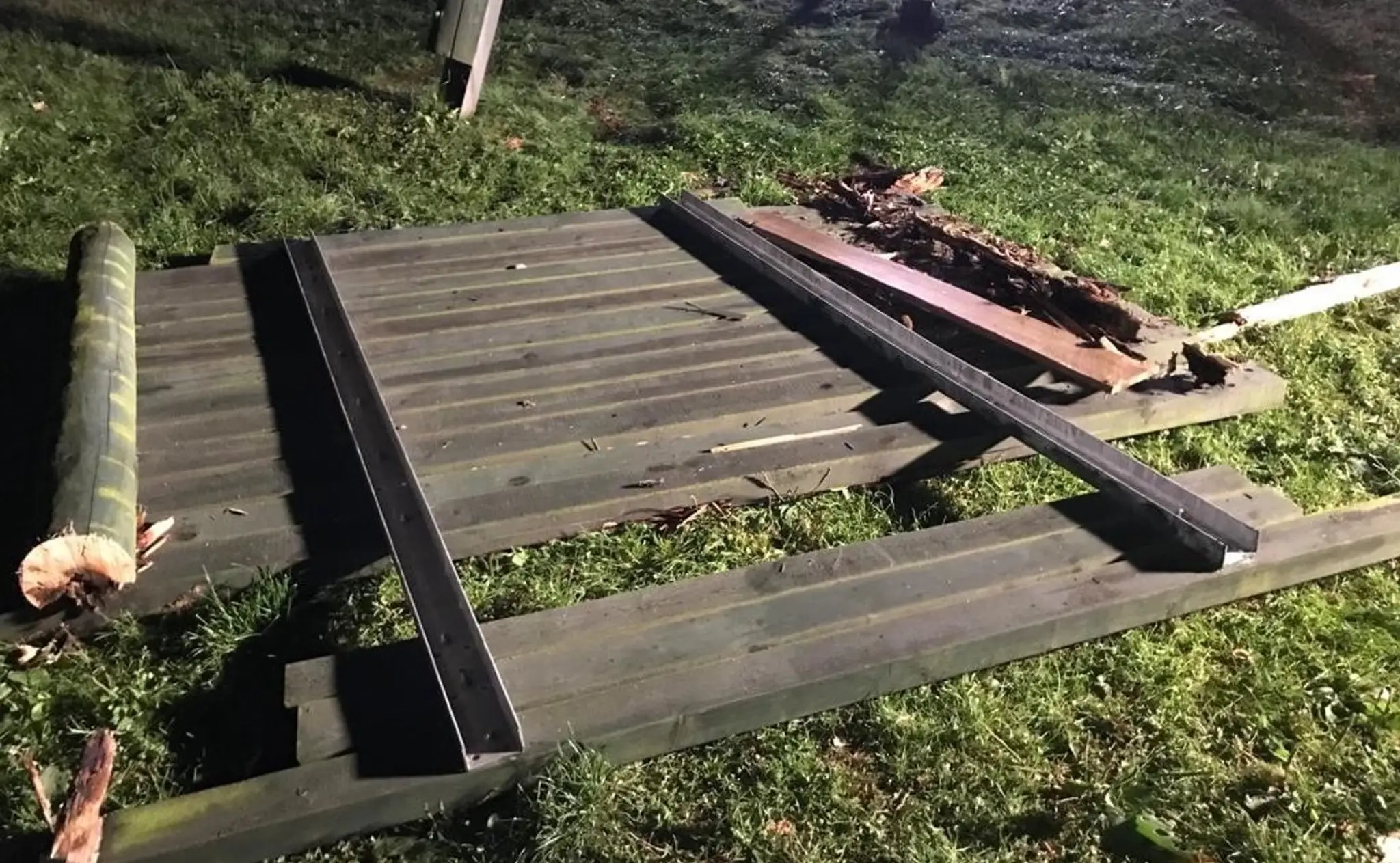 Nosníky odtrhnutej plošiny boli očividne prehnité.