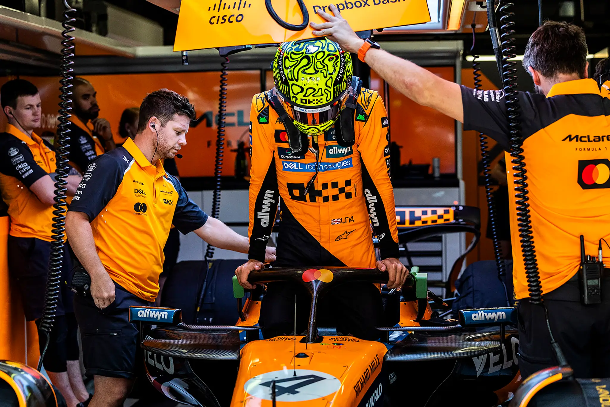 Rakúsko začalo bez prekvapení: McLareny dominovali na druhom tréningu, na prvom skúšali tínedžera