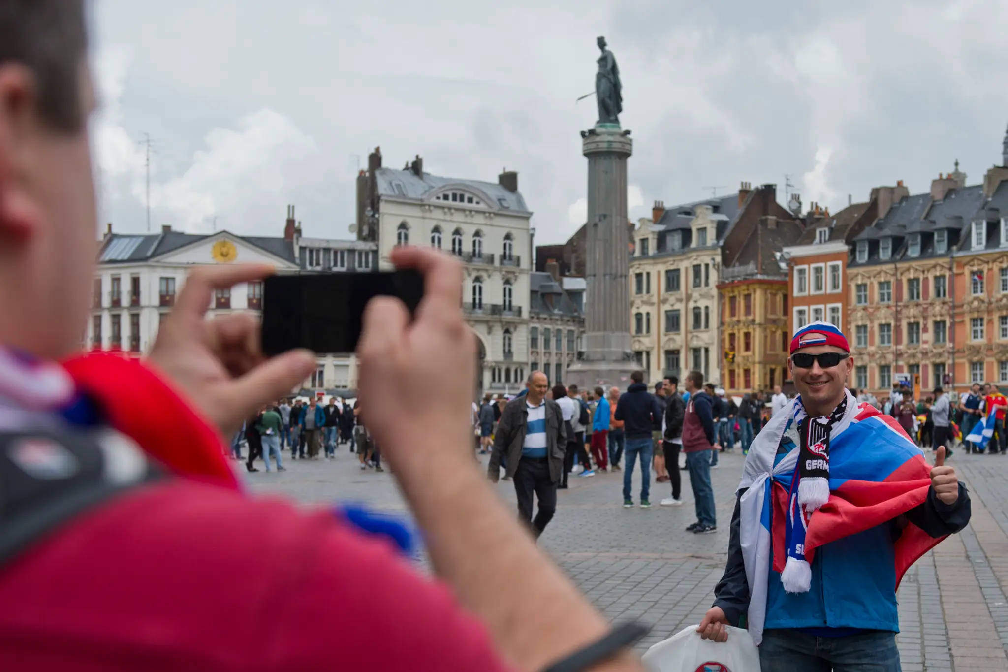 Slovenskí fanúšikovia v Lille pred zápasom osemfinále na ME medzi Nemeckom a Slovenskom.