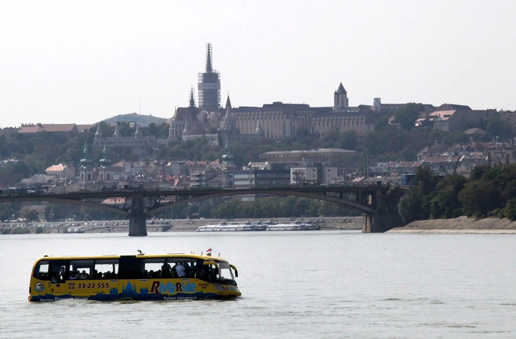 Obojživelný autobus v Budapešti na archívnej snímke.