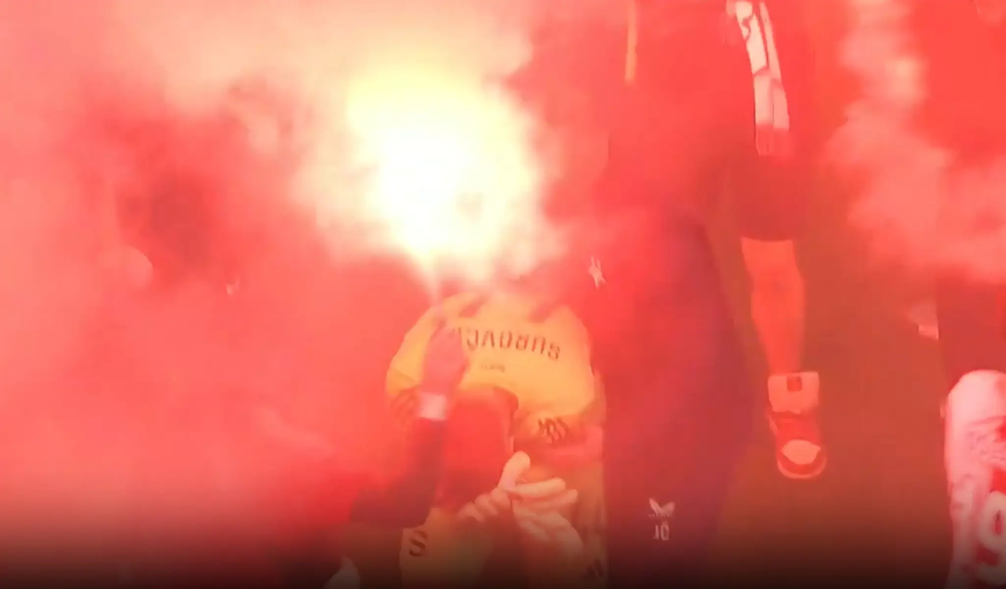 Fanúšikovia Slavie Praha napadli slovenského brankára v službách Sparty Jakuba Surovčíka.