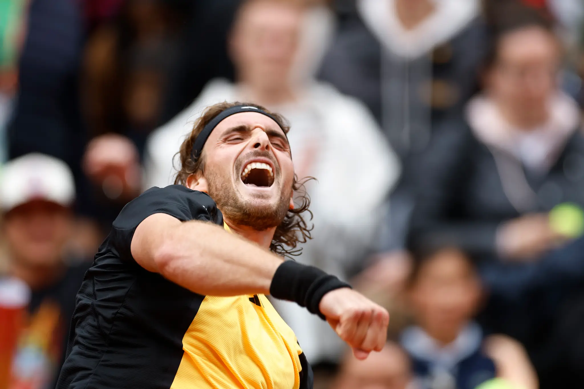 Grécky tenista Stefanos Tsitsipas sa teší z výhry nad Matteom Arnaldim z Talianska.