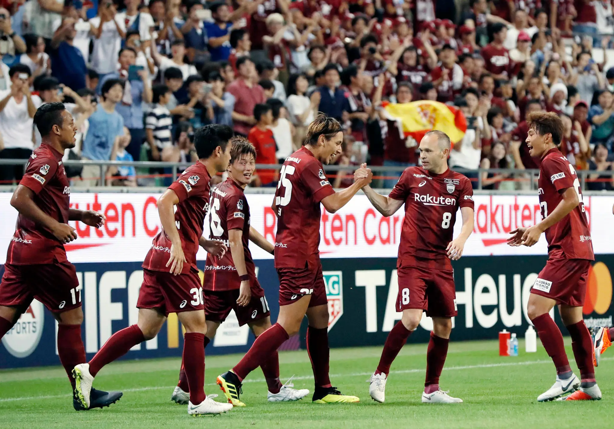Andrés Iniesta (druhý sprava) sa teší zo svojho prvého gólu v drese japonského Vissel Kobe.