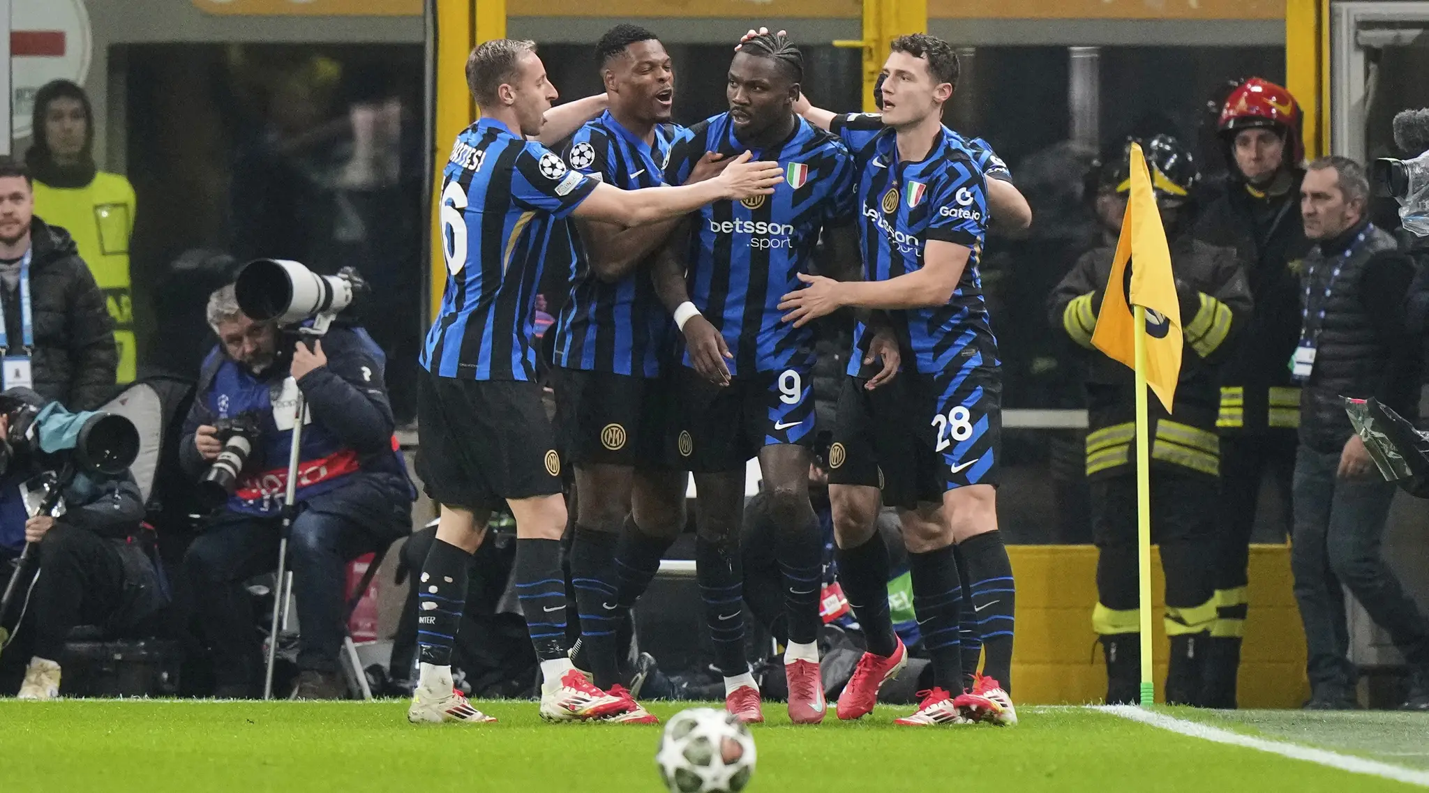 Do štvrťfinále postupuje Inter.