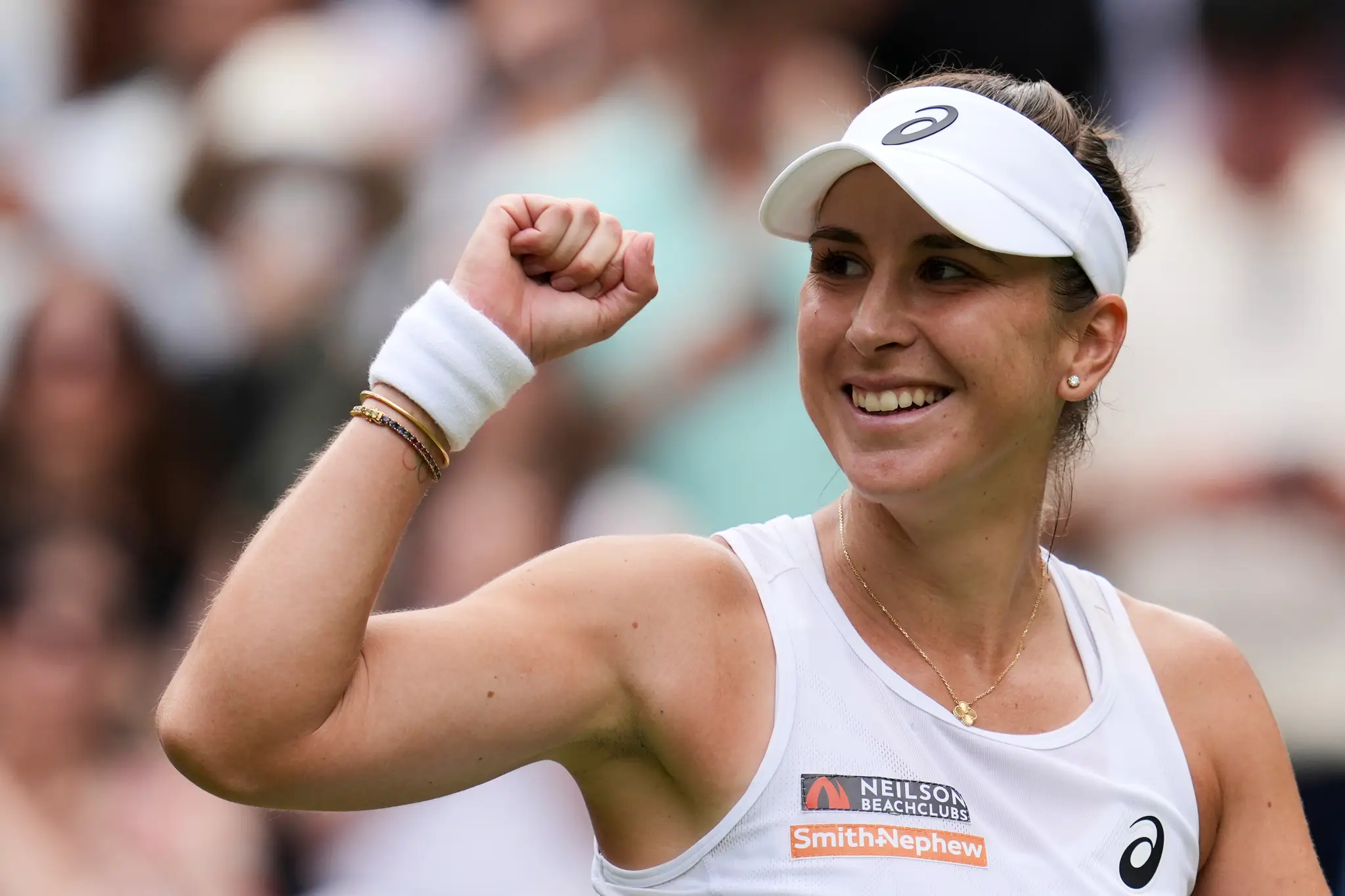 Na snímke švajčiarska tenistka Belinda Benčičová sa raduje po výhre proti Ruske Mirre Andrejevovej.