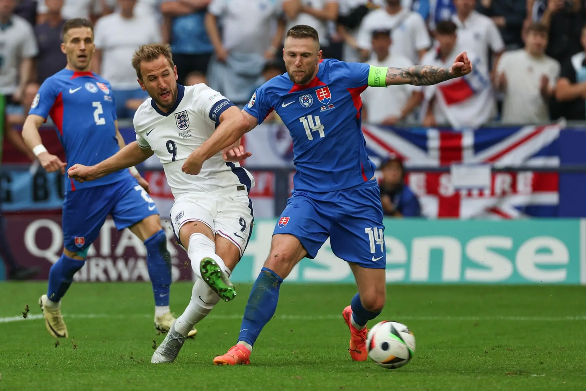Milan Škriniar bráni Harryho Kanea v osemfinálovom súboji ME proti Anglicku.