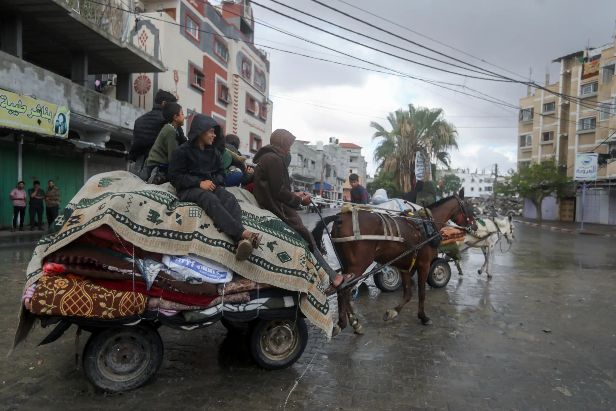 Palestínčania utekajú z východnej časti mesta Rafah na juhu Pásma Gazy po tom, ako im izraelská armáda nariadila evakuáciu pred vojenskou operáciou v Rafahu. 