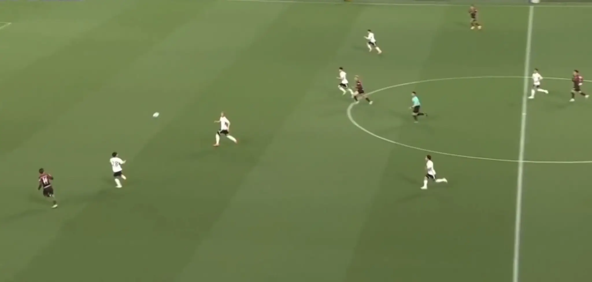 Zaváhanie obrany futbalistov v japonskej lige.