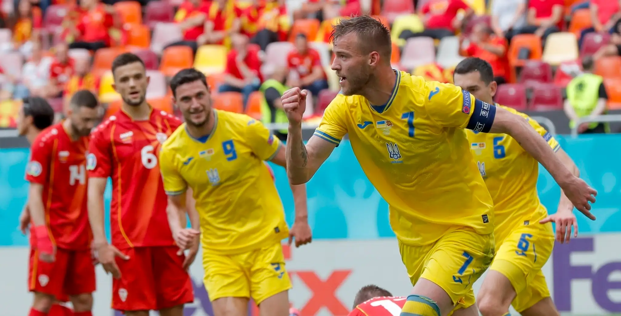 Ukrajinský futbalista Andrij Jarmolenko sa teší z gólu počas zápasu Ukrajina - Severné Macedónsko.