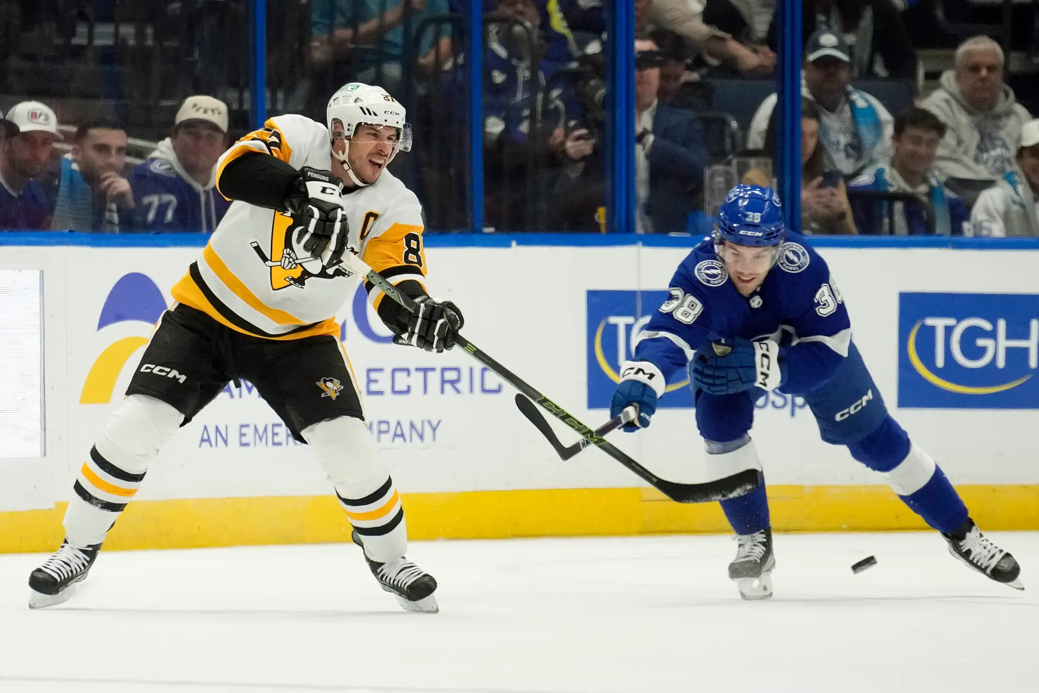 Center Sidney Crosby (87) z Pittsburghu Penguins a ľavé krídlo Brandon Hagel (38) z Tampy Bay Lighting.