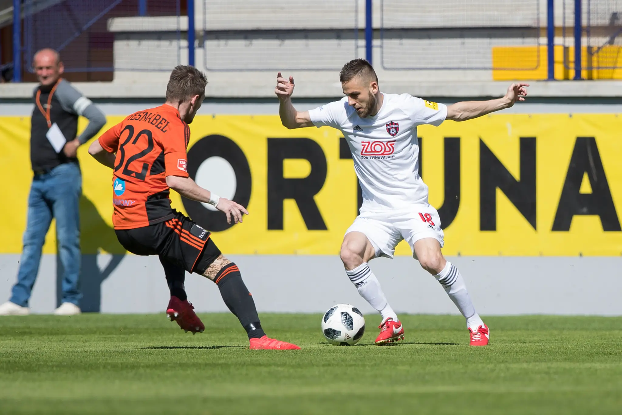 Na snímke zľava Róbert Gešnábel (Ružomberok) a Anton Sloboda (Trnava).