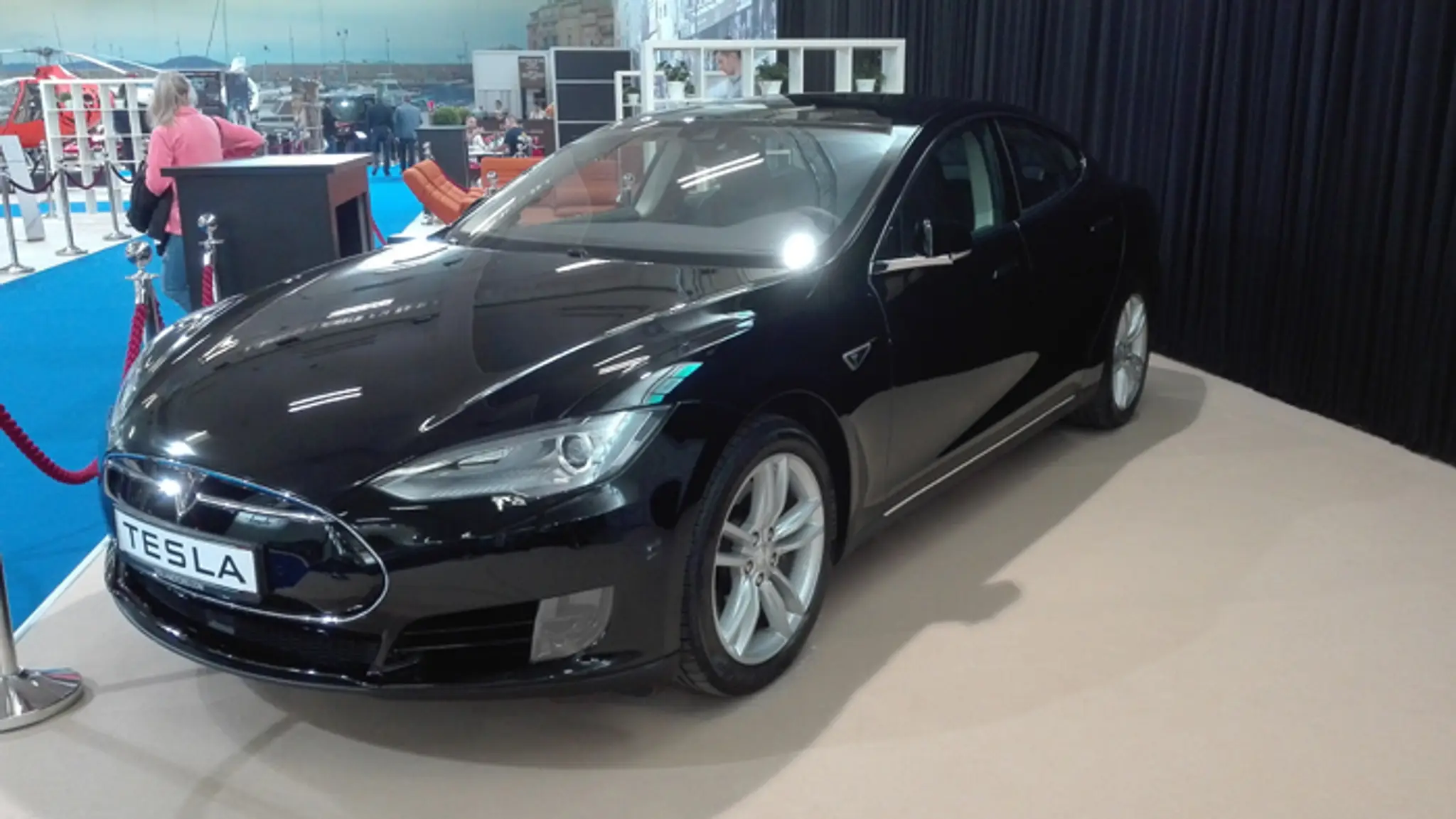 Auto z produkcie Tesla.
