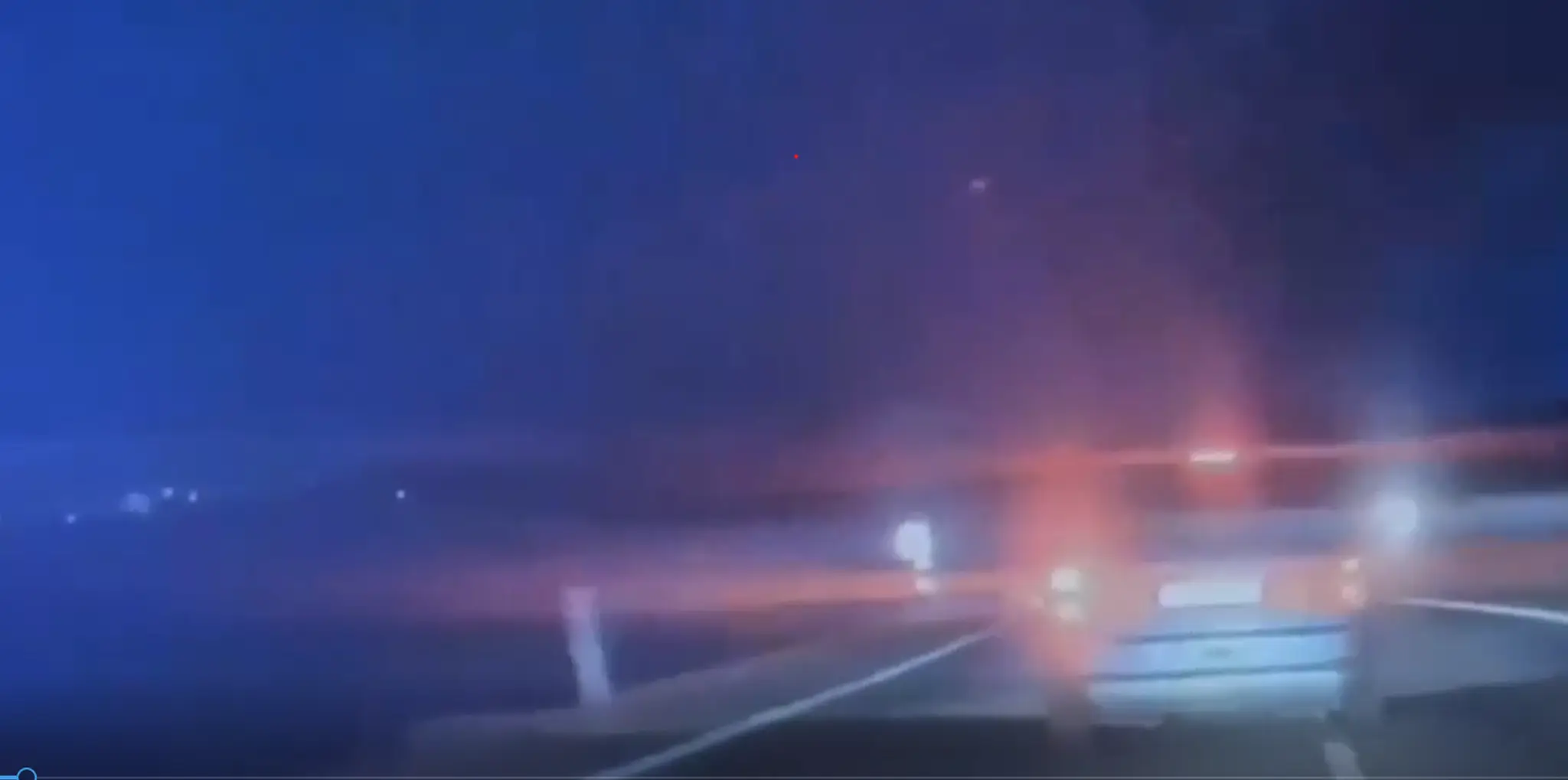 Polícia naháňa auto plné migrantov.