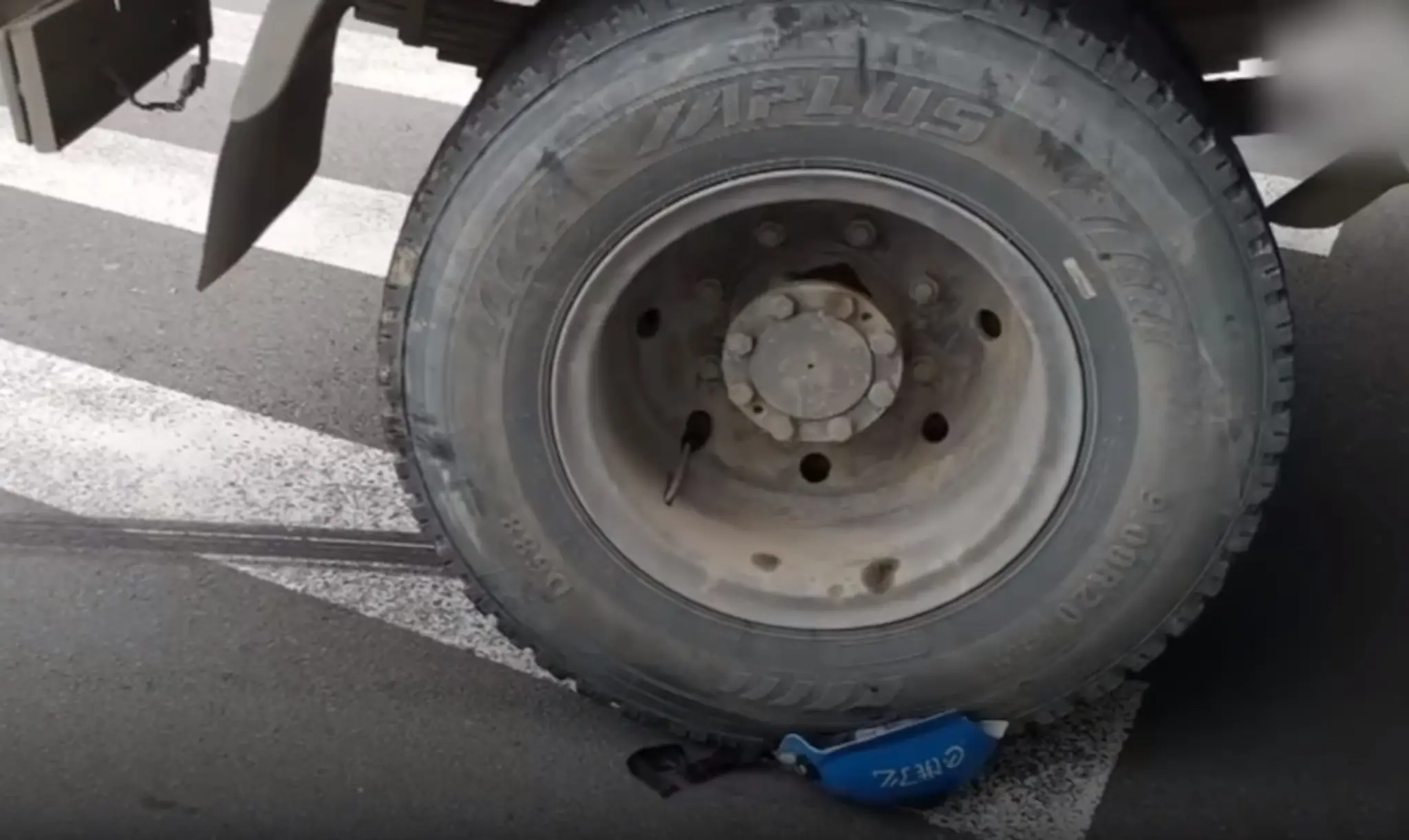 Polícia na miesto, kde vlak zrazil chlapca.