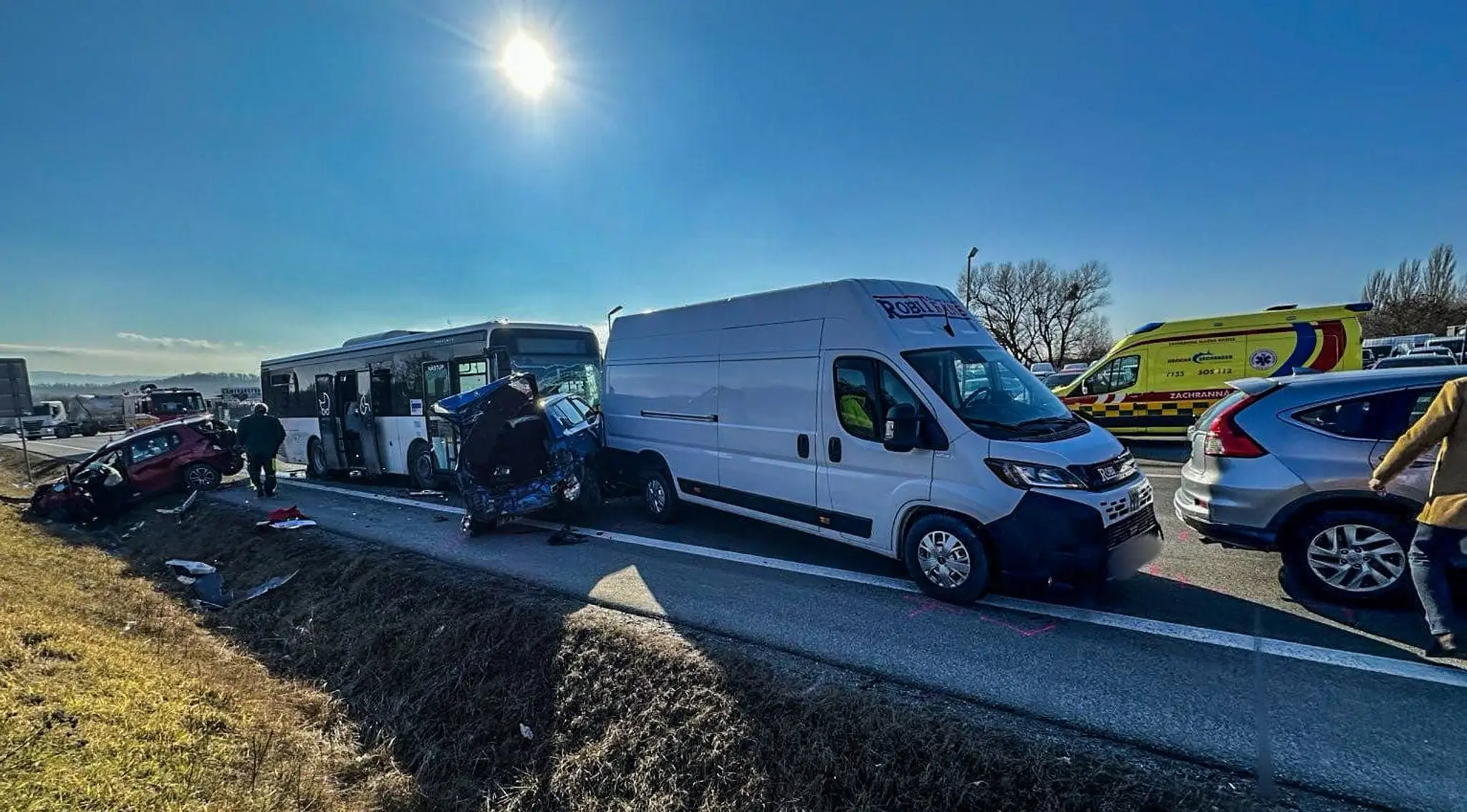 Nehoda autobusu a viacerých áut.