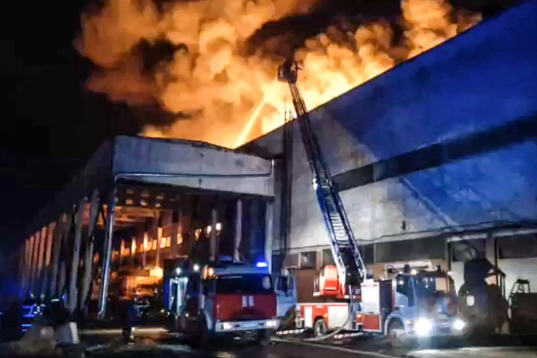 Horiaci sklad v Petrohrade.